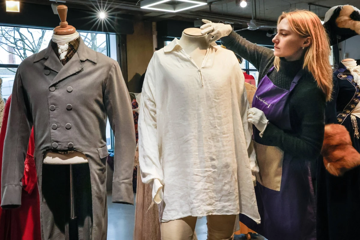 Koszula, która "skradła serce" całemu pokoleniu kobiet, jest do kupienia. Chodzi o legendarną już białą koszulę, którą miał na sobie po kąpieli w stawie Colin Firth, odtwórca roli Fitzwiliama Darcy'ego w serialu BBC "Duma i uprzedzenie". Na akcji rekwizyt ten może osiągnąć cenę tysięcy dolarów.