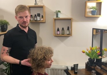 Włosy na każdą pogodę? Stylista fryzur zdradza prosty trik 