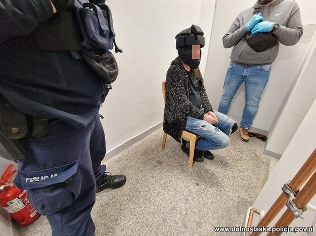 Są zarzuty dla funkcjonariuszy w związku zabójstwem policjantów we Wrocławiu. Trzej mundurowi są podejrzani o niedopełnienie obowiązków podczas zatrzymania mężczyzny, który w grudniu zeszłego roku śmiertelnie postrzelił dwóch policjantów. Funkcjonariusze zostali także zawieszeni w czynnościach służbowych.