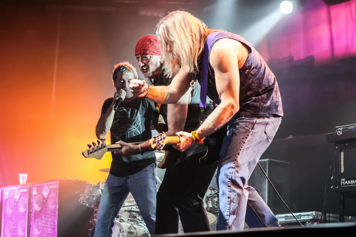 "Smoke on the Water” grupy Deep Purple ma teledysk. Jeden z najsłynniejszych utworów w historii rock'n'rolla uświetniono klipem z okazji jubileuszu wydania albumu „Machine Head”, nagranego w 1972 roku. Z kultową piosenką wiążą się niesamowite historie, a sami muzycy przyznali po latach, że nie spodziewali się, że to właśnie "Smoke on the Water" rozsławi zespół.