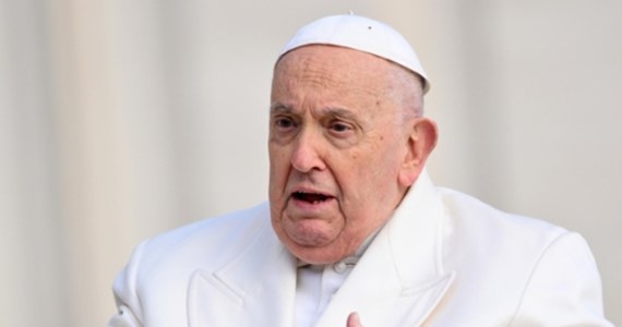 Papież Franciszek - tak jak tydzień wcześniej - nie przeczytał dziś tekstu katechezy i pozdrowień podczas audiencji generalnej w Watykanie. Wyjaśnił wiernym, że nadal ma problemy z głosem.