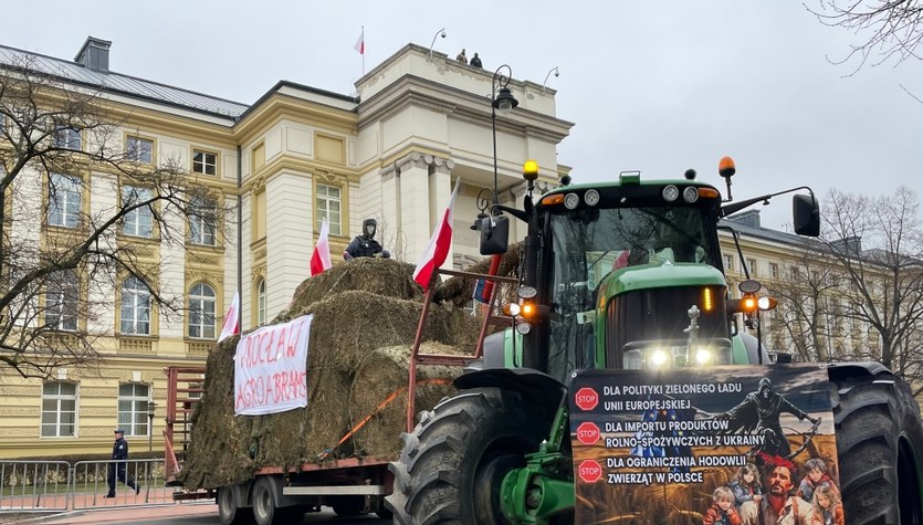  Protest rolników w Warszawie. Przed Kancelarią Premiera coraz goręcej