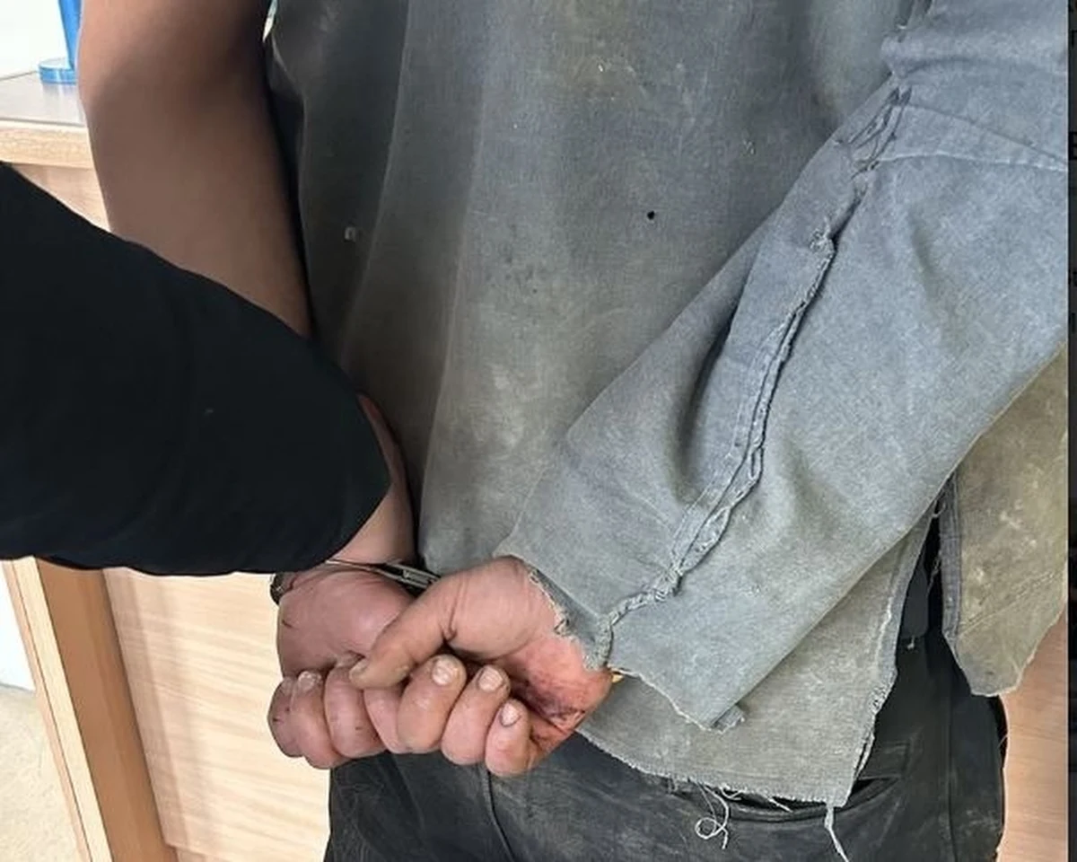 Nawet dożywocie grozi 30-latkowi, który w sobotę późnym wieczorem ugodził nożem 3 osoby: swoją dziewczynę i rodziców. Do ataku doszło w gminie Maciejowice k. Garwolina. Mężczyznę obezwładnili policjanci, usłyszał on już zarzut usiłowania potrójnego zabójstwa. 