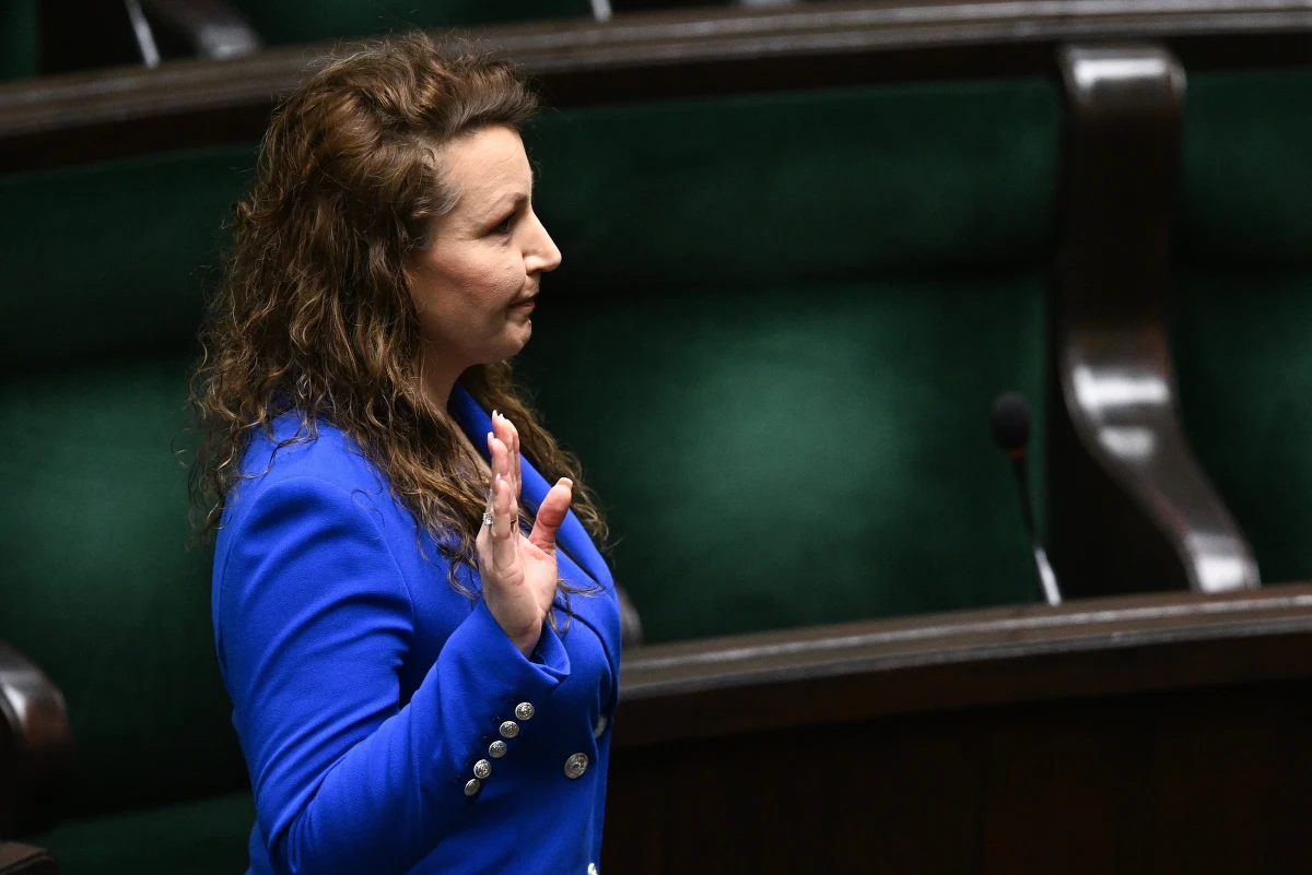 Na początku dzisiejszych obrad Sejmu ślubowanie złożyła Monika Pawłowska, która objęła mandat po Mariuszu Kamińskim. Posłowie Prawa i Sprawiedliwości uznają, że były szef resortu spraw wewnętrznych i administracji nadal jest posłem, zbojkotowali więc to wydarzenie i nie byli obecni na sali plenarnej. 