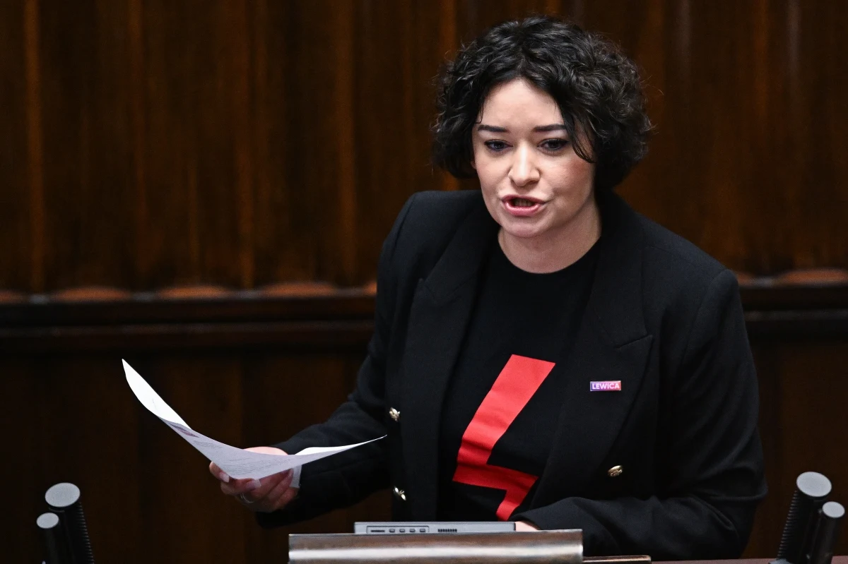 Awantura o aborcję w koalicji rządzącej. Posłanka Lewicy Anna Maria Żukowska zarzuciła marszałkowi Szymonowi Hołowni, że sejmową zamrażarkę zamienił na "uśmiechniętą chłodnię", do której trafiły projekty ustaw ws. przerywania ciąży. "Niedługo znów na ulicach zobaczymy błyskawice" – zasugerowała, nawiązując do głośnych protestów kobiet z czasów rządów Prawa i Sprawiedliwości. 