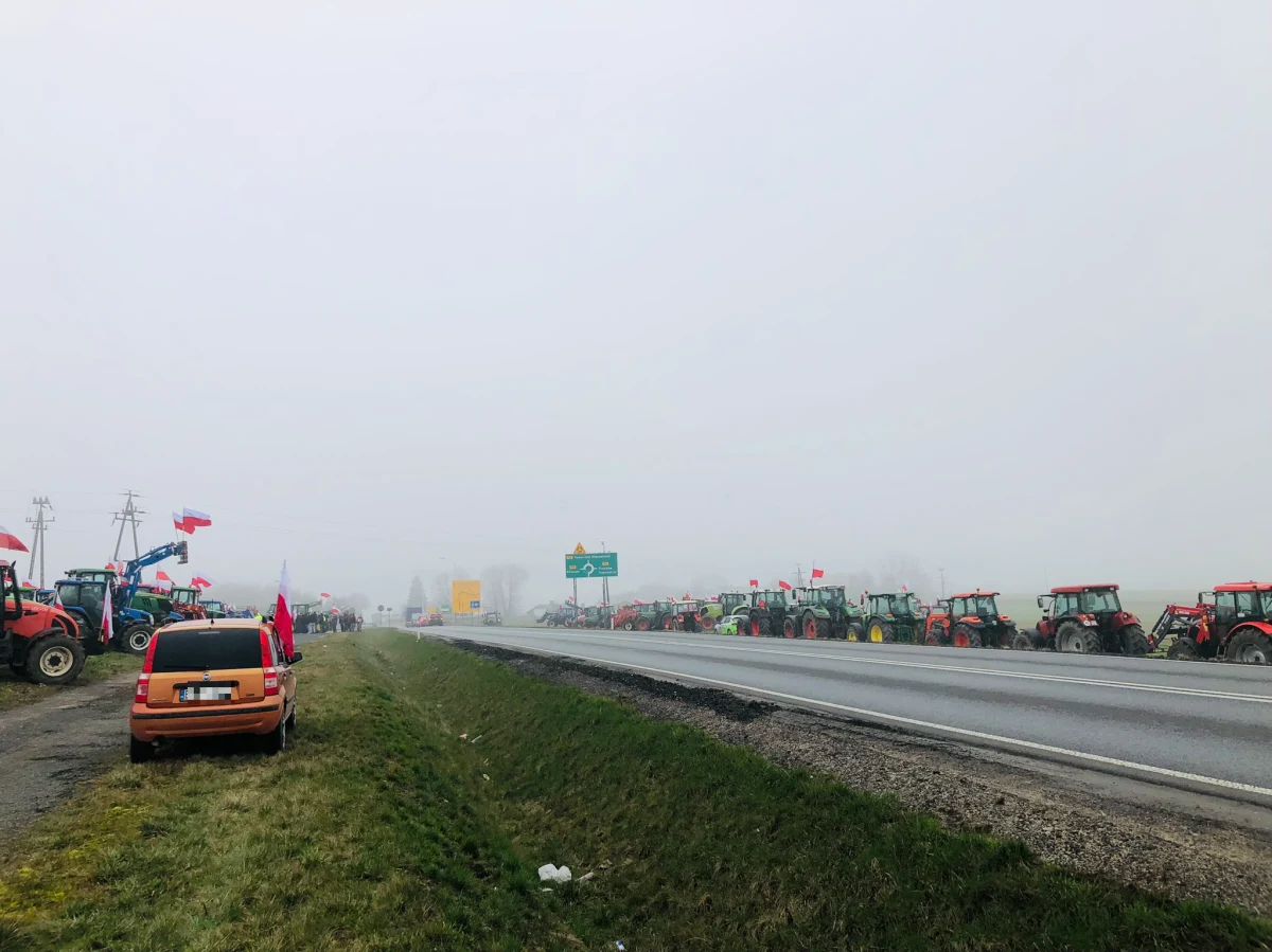 "Głód poczujesz - rolnika uszanujesz!" - takie hasło mieli dziś na transparentach rolnicy protestujący w powiecie tomaszowskim w Łódzkiem. Maszyny rolnicze zablokowały rondo w Rokicinach, gdzie zbiegają się drogi wojewódzkie 713 i 716.

