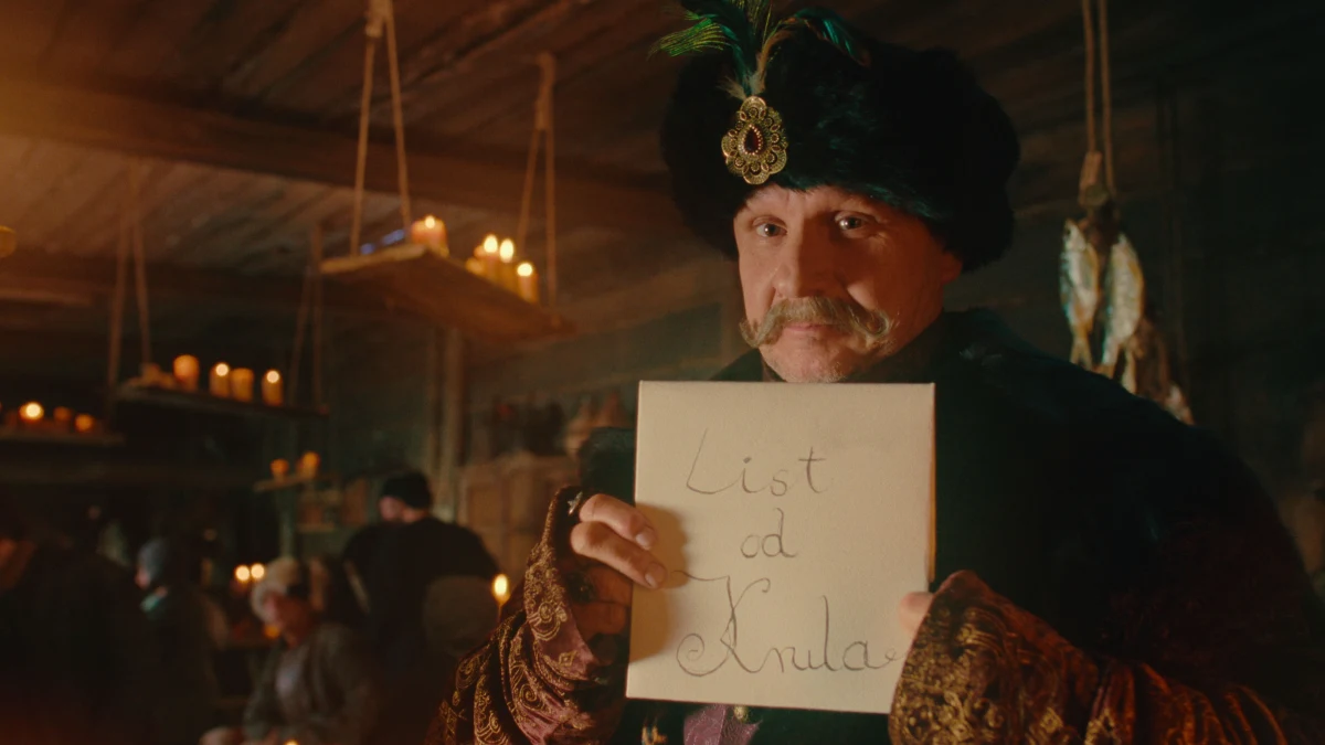 Dobra wiadomość dla fanów Jana Pawła Adamczewskiego! Netflix ogłosił, że satyryczny serial "1670" z Bartłomiejem Topą w roli głównej doczeka się drugiego sezonu. Jego premiera jest planowana na 2025 rok. 