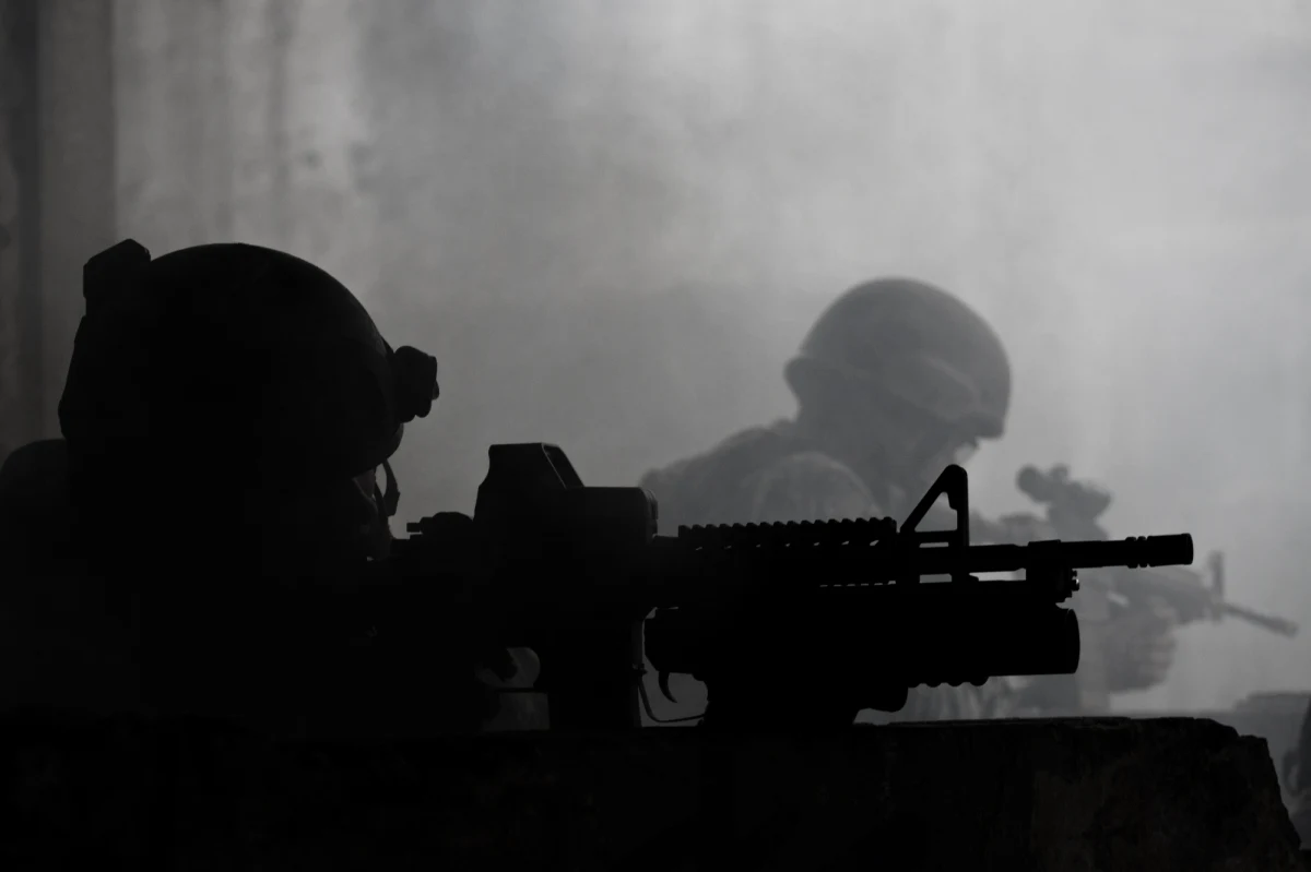 Pięciu żołnierzom z brytyjskiej jednostki specjalnej (SAS), grożą zarzuty zabójstwa. Zdaniem przełożonych, dwa lata temu w Syrii, komandosi zabili dżihadystę zamiast go aresztować – ujawnił w środę dziennik „Daily Mail”.