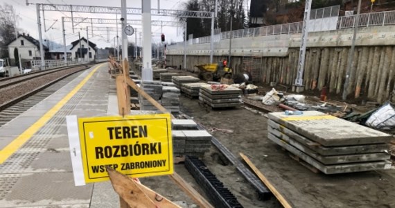 Robotnicy zaczęli naprawę peronu, który zapadł się na stacji kolejowej w Zakopanem. Prace mają potrwać kilka dni. Dworzec po modernizacji został oddany do użytku pod koniec grudnia, a już 5 marca pojawił się tam duży defekt. 