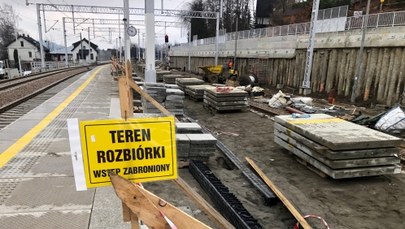 Zapadnięty peron na stacji w Zakopanem. Trwa naprawa 