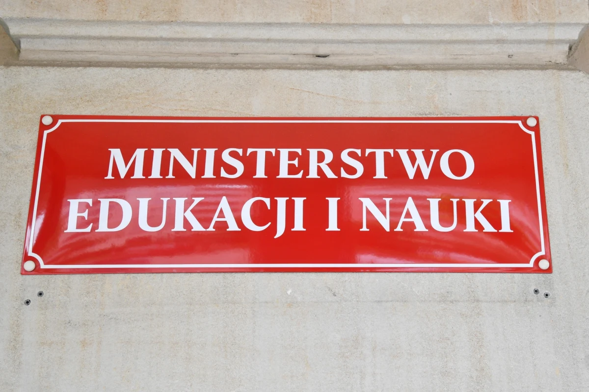 Prokuratura Okręgowa w Warszawie potwierdziła wszczęcie śledztwa ws. programu ministerstwa edukacji, z którego do organizacji bliskich PiS miało trafić 40 mln zł. Postępowanie toczy się w sprawie, co oznacza, że nikt nie usłyszał zarzutów.