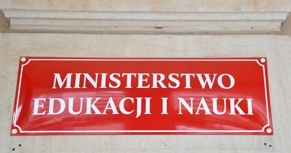 Prokuratura Okręgowa w Warszawie potwierdziła wszczęcie śledztwa ws. programu ministerstwa edukacji, z którego do organizacji bliskich PiS miało trafić 40 mln zł. Postępowanie toczy się w sprawie, co oznacza, że nikt nie usłyszał zarzutów.