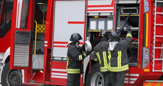 68-letnia kobieta zginęła w wypadku na drodze krajowej nr 9 w Tarnowskiej Woli na Podkarpaciu. Ze wstępnych ustaleń wynika, że straciła panowanie nad autem, zjechała na przeciwległy pas jezdni, uderzyła w pojazd ciężarowy marki Scania, a następnie wjechała do rowu. Tam auto stanęło w płomieniach.