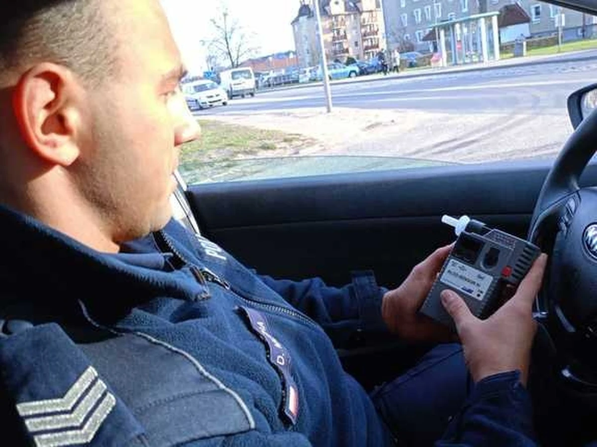 Z impetem wjechał na sklepowy parking, staranował paczkomat, a z samochodu dosłownie się wytoczy. Kompletnie pijany 45-latek z Polic przyjechał... po piwo. Został zatrzymany przez klientów sklepu.