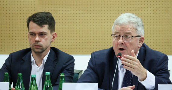 "Wzywamy Komisję Europejską do przedłożenia propozycji nałożenia sankcji na import rosyjskiej i białoruskiej żywności i produktów rolnych do UE". Do Sejmu wpłynął projekt uchwały w sprawie rozszerzenia sankcji na Białoruś i Rosję o importowane z tych krajów żywność i produkty rolne. O inicjatywę zapytano wiceszefa resortu rolnictwa Michała Kołodziejczaka.