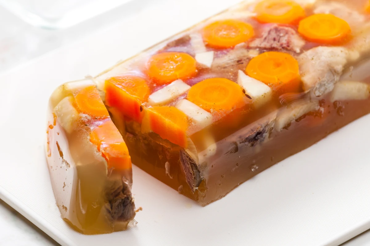 Są wstępne wyniki badań galarety, po spożyciu której zmarł mieszkaniec Nowej Dęby (Podkarpackie). Laboratorium w Puławach wykazało 100-krotne przekroczenie dozwolonej ilości azotynu sodu. 