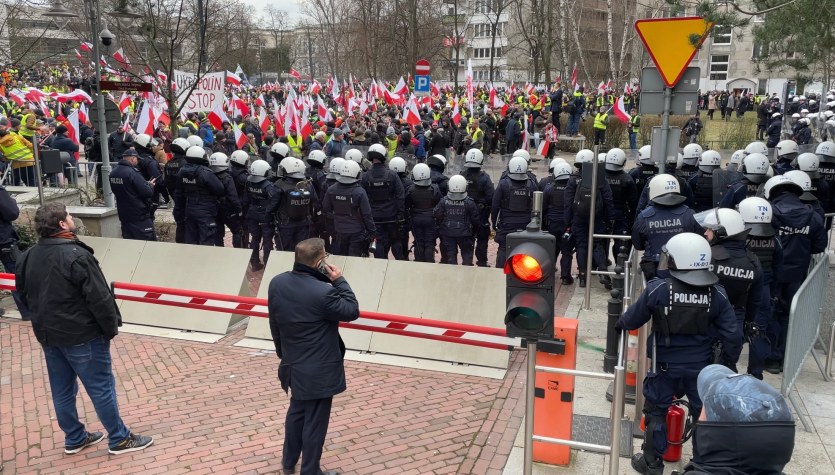 Starcia przed Sejmem, jest komunikat policji. „Kilkanaście osób zatrzymanych”