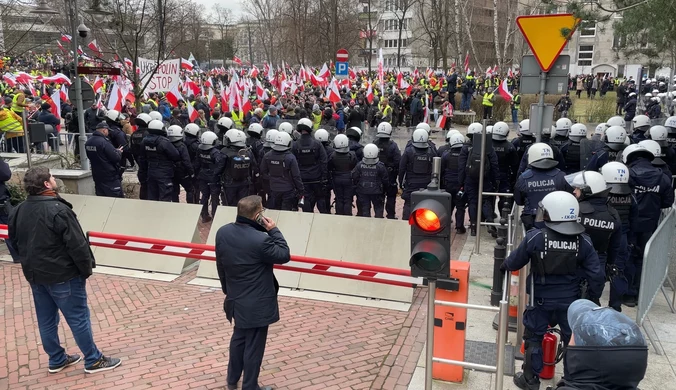 Starcia przed Sejmem, jest komunikat policji. "Kilkanaście osób zatrzymanych"