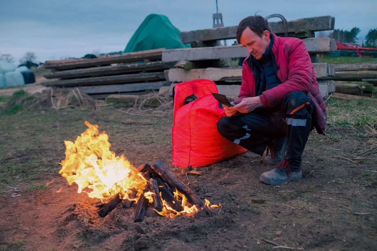 Jarek, lider rolniczego protestu, jest bohaterem filmu "Tyle co nic". 8 marca wejdzie on do naszych kin. Obraz w reżyserii Grzegorza Dębowskiego był czarnym koniem ostatniego festiwalu w Gdyni, nagrodzonym m.in za scenariusz i w kategorii "debiut reżyserski". Grający w "Tyle co nic" główną rolę Artur Paczesny dostał w Gdyni nagrodę aktorską. "To jest m.in opowieść o tym, że za wychylanie się ponad przeciętność dostajemy po głowie" - mówi w RMF FM aktor. "Mam nadzieję, że zobaczą to ludzie, którzy są teraz na protestach, ciekaw jestem, co powiedzą o nim ludzie z małych miejscowości" - dodaje Artur Paczesny.