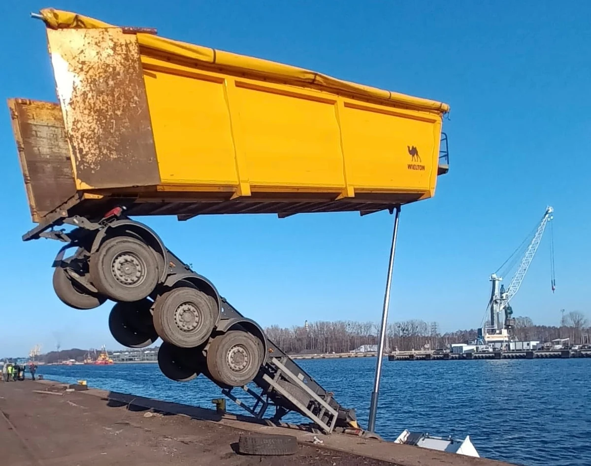 Pojazd ciężarowy częściowo wjechał do Martwej Wisły przy Nabrzeżu Wiślanym w Gdańsku. Kierowca jest pod opieką medyków. Miał w ostatniej chwili wyskoczyć z kabiny pojazdu. 