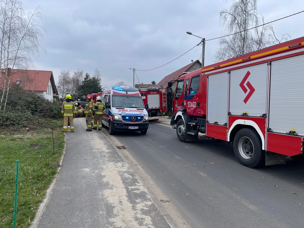 Auto, które wpadło w poślizg, przewróciło się na bok i przygniotło idącą chodnikiem kobietę z wnukami. Do tej tragedii doszło w miejscowości Krościna Wielka na Dolnym Śląsku. 63-latka oraz 3-letni chłopiec przeszli operację. 