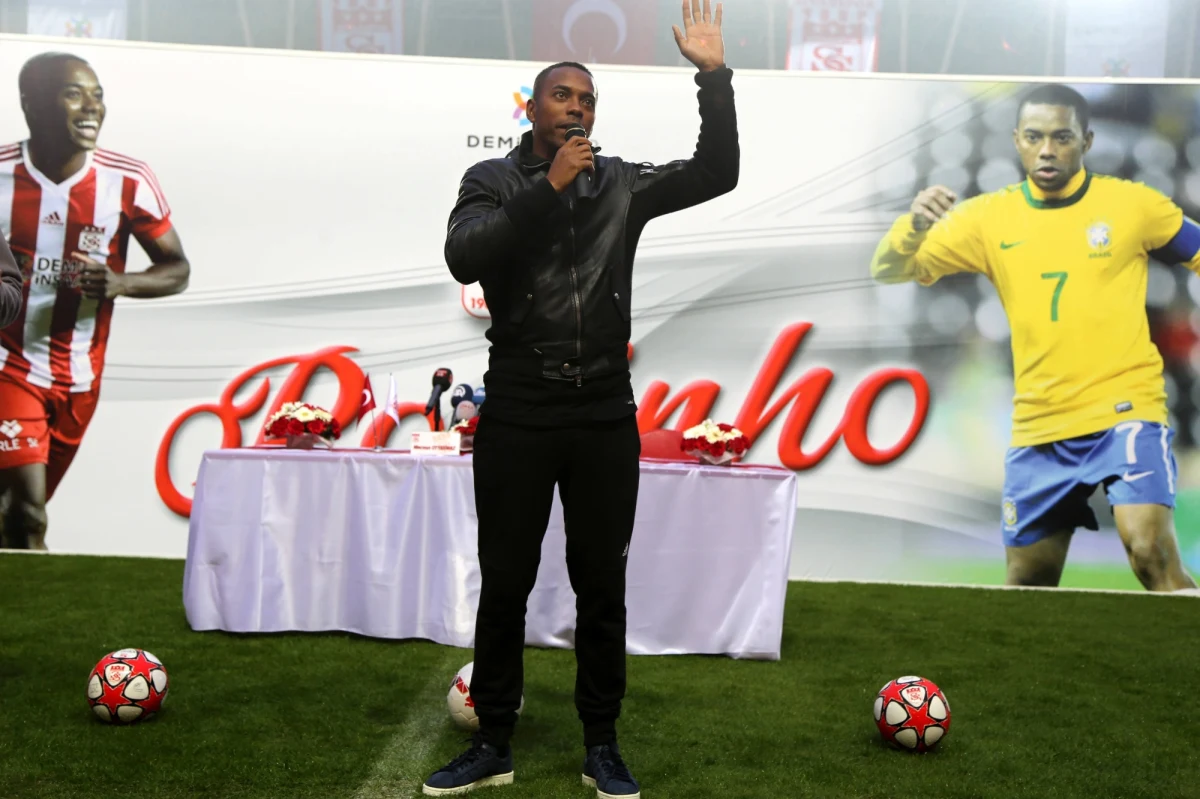 Robinho, były napastnik reprezentacji Brazylii oraz Realu Madryt i AC Milan, powinien do końca marca trafić do więzienia w swoim kraju celem odbycia 9-letniej kary pozbawienia wolności za udział w gwałcie zbiorowym popełnionym na obywatelce Albanii w 2013 r., gdy piłkarz mieszkał w Mediolanie.