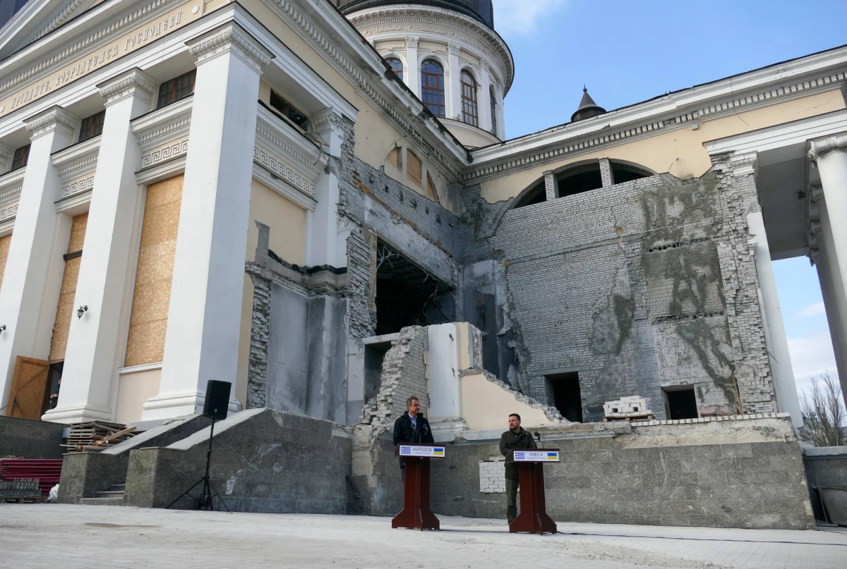Rosyjskie wojsko zaatakowało w środę Odessę na południu Ukrainy. Co najmniej pięć osób zginęło. Niedaleko miejsca, które zaatakowano, byli Wołodymyr Zełenski i odwiedzający miasto premier Grecji Kyriakos Mitsotakis.