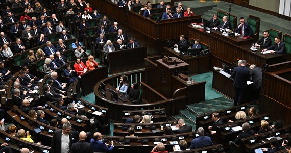 Sejm w głosowaniu podjął uchwałę w sprawie usunięcia skutków kryzysu konstytucyjnego z lat 2015-2023 w kontekście działalności Trybunału Konstytucyjnego. Uchwałę poparło 240 posłów, przeciw było 197, nikt się nie wstrzymał od głosu. Przeciw byli wszyscy obecni posłowie PiS, Konfederacji, Kukiz'15 oraz poseł niezrzeszona Monika Pawłowska.