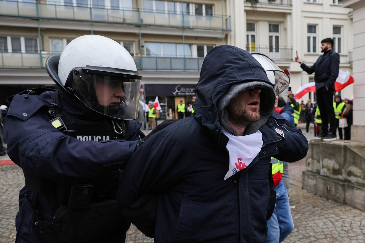 Jako Suwerenna Polska, członkowie klubu PiS apelujemy, aby szef MSWiA Marcin Kierwiński natychmiast podał się do dymisji - powiedział w Sejmie poseł Jacek Ozdoba. Kierwiński mówił z kolei o "bandach prowokatorów, które rzucały kostkami brukowymi w polskich policjantów". W środę w Warszawie odbył się protest rolników, w którym brali udział również m.in. przedstawiciele "Solidarności" oraz leśnicy. Protest rozpoczął się przed kancelarią premiera, następnie manifestujący przeszli przed gmach Sejmu. Tam doszło do starć z policją. W stronę funkcjonariuszy protestujący rzucali kostką brukową, służby odpowiedziały gazem łzawiącym.