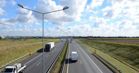 Drogowcy będą dziś naprawiać uszkodzoną dylatację na autostradzie A4 w kierunku Tarnowa, między węzłami Targowisko i Bochnia. Od g. 12 do 13 trzykrotnie będzie wstrzymywany ruch. Każda z przerw potrwa 10 minut.

