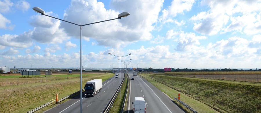 Drogowcy będą dziś naprawiać uszkodzoną dylatację na autostradzie A4 w kierunku Tarnowa, między węzłami Targowisko i Bochnia. Od g. 12 do 13 trzykrotnie będzie wstrzymywany ruch. Każda z przerw potrwa 10 minut.

