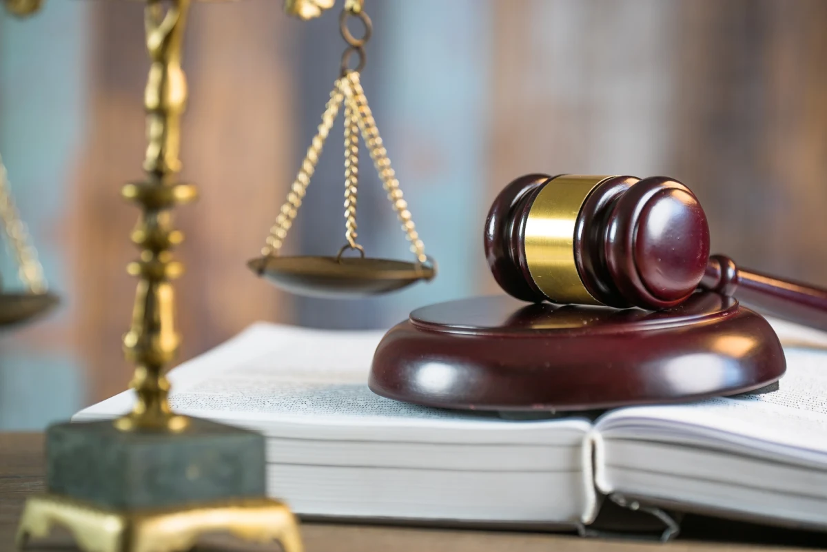 Kary dożywocia grożą członkom zorganizowanej grupy przestępczej wytwarzającej na Mazowszu narkotyki i handlującej nimi. Do sąd trafił akt oskarżenia w sprawie 4 podejrzanych. Łódzki wydział zamiejscowy prokuratury krajowej zarzuca im między innymi głośne zabójstwo w Żyrardowie w czerwcu 2021 roku.