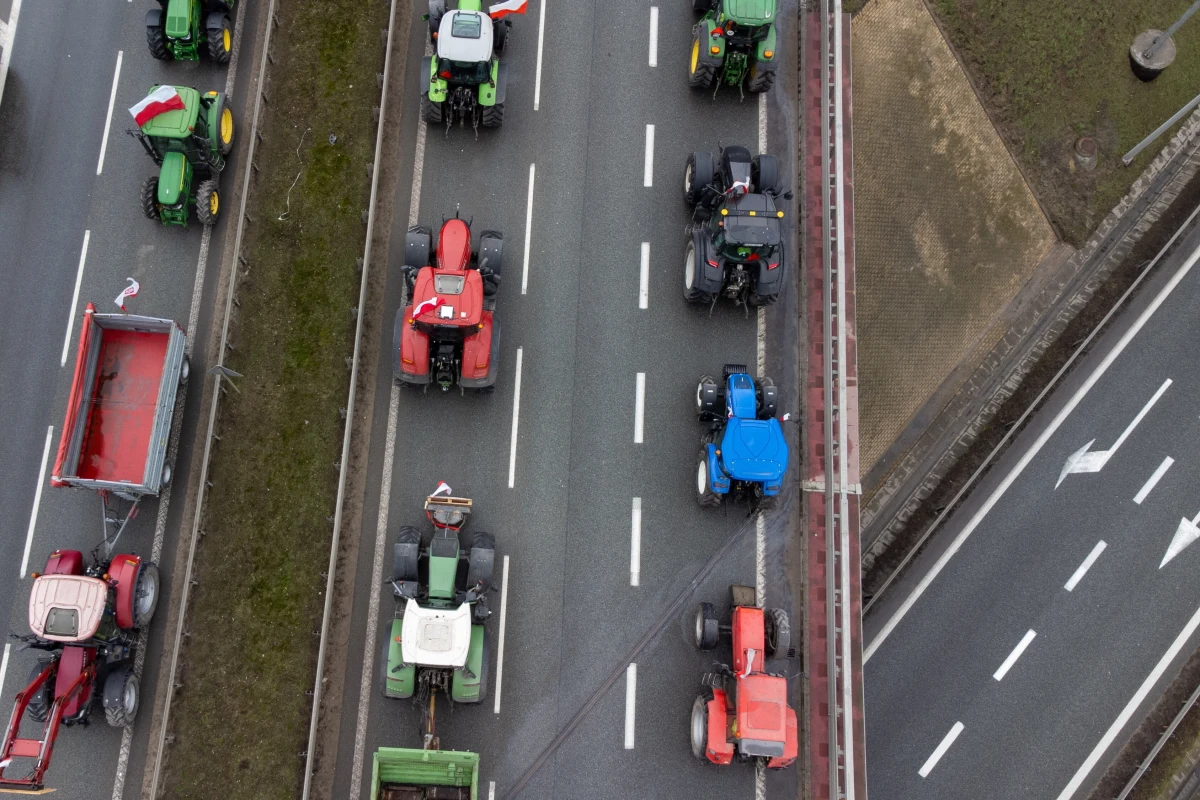 Rolnicze blokady na autostradzie A2 w Wielkopolsce oraz w Łódzkiem. Poważne utrudnienia czekają kierowców na trasie ze Zgierza aż do miejscowości Dąbie.