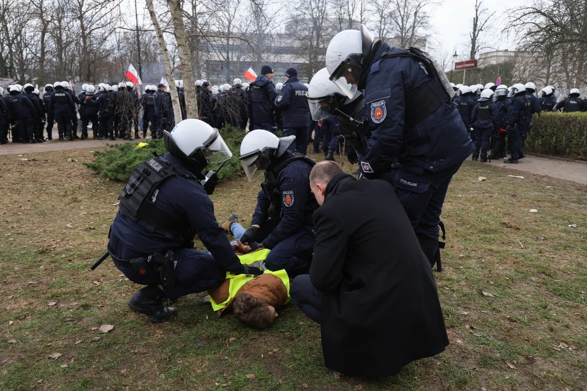 Policja w czasie manifestacji rolników zachowywała się niezwykle powściągliwie - ocenił premier Donald Tusk. Jak dodał, policja została zaatakowana przez niektórych z protestujących. "Ci którzy złamali prawo w czasie manifestacji, odpowiedzą za to prawnie" - zadeklarował.