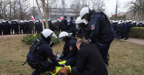 Policja w czasie manifestacji rolników zachowywała się niezwykle powściągliwie - ocenił premier Donald Tusk. Jak dodał, policja została zaatakowana przez niektórych z protestujących. "Ci którzy złamali prawo w czasie manifestacji, odpowiedzą za to prawnie" - zadeklarował.