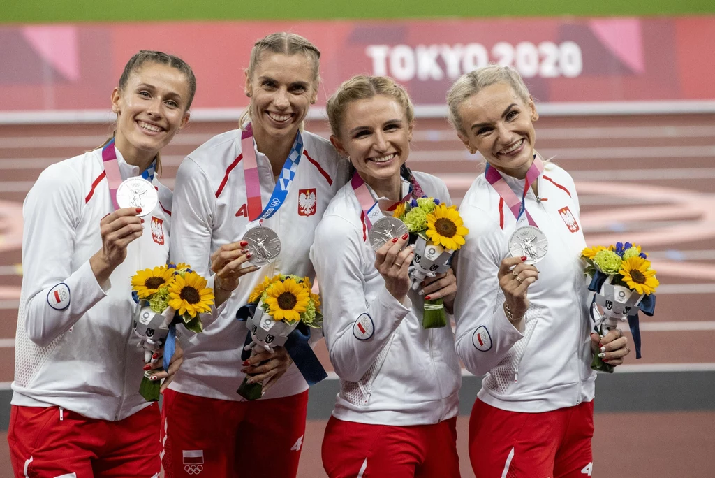 Małgorzata Hołub-Kowalik (trzecia z lewej) na podium igrzysk olimpijskich w Tokio