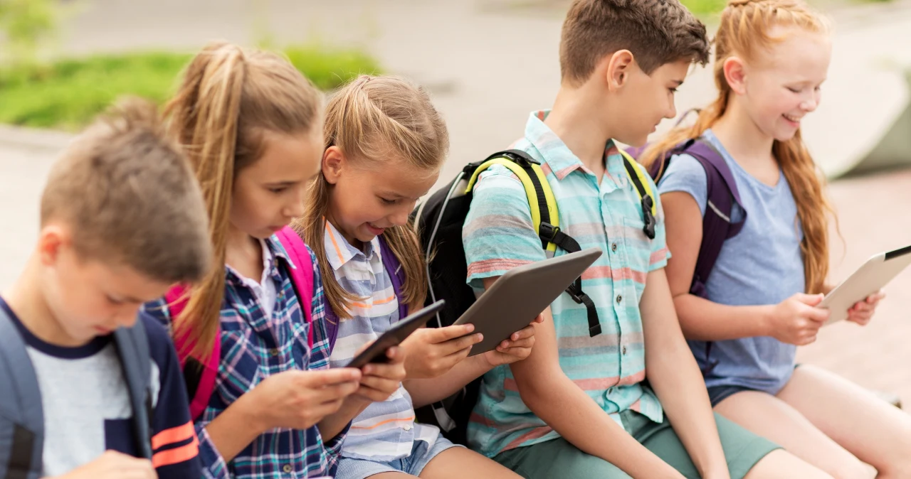 Smartfony rujnują zdrowie psychiczne dzieci. Są nowe wyniki badań