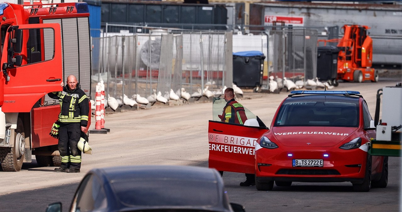 wtorek, rano, jedynej, europejskiej, fabryce, Tesli, zlokalizowanej, niemieckiej, Brandenburgii, doszło, przerwania, produkcji, Aktywiści zaatakowali fabrykę Tesli. Szkody są dziewięciocyfrowe