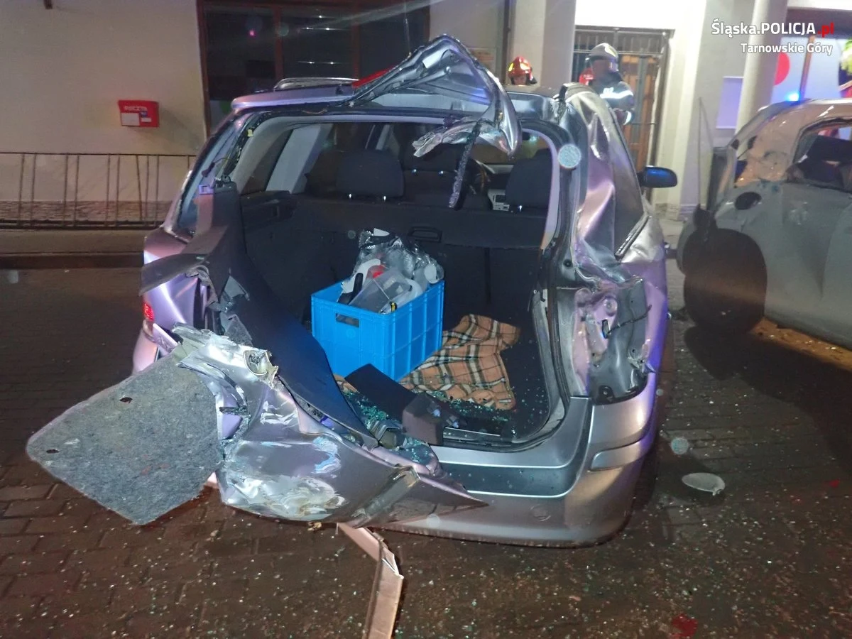 Pijany traktorzysta zniszczył dwa auta w miejscowości Wojska. Mężczyzna jechał ciągnikiem z bronami, którymi zahaczył o dwa samochody stojące na parkingu. Po wszystkim odjechał do domu z synem, którego wiózł traktorem.