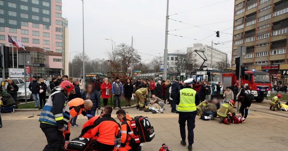 Poszkodowani w ubiegłotygodniowym wypadku w centrum Szczecina mogą liczyć na odszkodowania. Towarzystwo ubezpieczeniowe, w którym polisę OC miał sprawca wypadku, zapowiada jak najszybsze wypłacenie zaliczek na pokrycie kosztów leczenia. Prokuratura w najbliższych dniach ma powołać biegłych psychiatrów do oceny stanu 33-latka, który w miniony piątek staranował pieszych na placu Rodła.