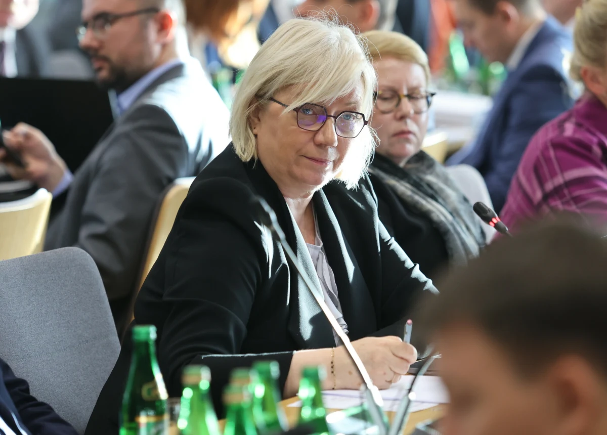 Po kilku latach unikania odwiedzin Sejm nawiedziła wczoraj kierująca Trybunałem Konstytucyjnym Julia Przyłębska. Formalnie wizyta miała związek z informacją o działalności TK dwa lata temu. Faktycznie chodziło jednak o przyjętą wcześniej przez Sejm uchwałę ws. Trybunału, a także... nieoczekiwaną promocję talentów kulinarnych Julii Przyłębskiej.
 
