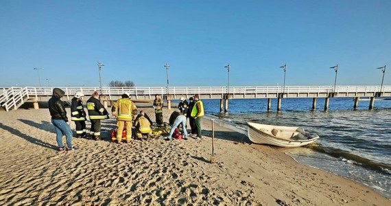 W Mechelinkach nad Zatoką Gdańską rybak i były policjant zauważyli tonącego w wodzie mężczyznę. Powiadomili służby i sami ruszyli na pomoc. Mężczyzna nie miał siły, żeby dopłynąć do koła ratunkowego. 
