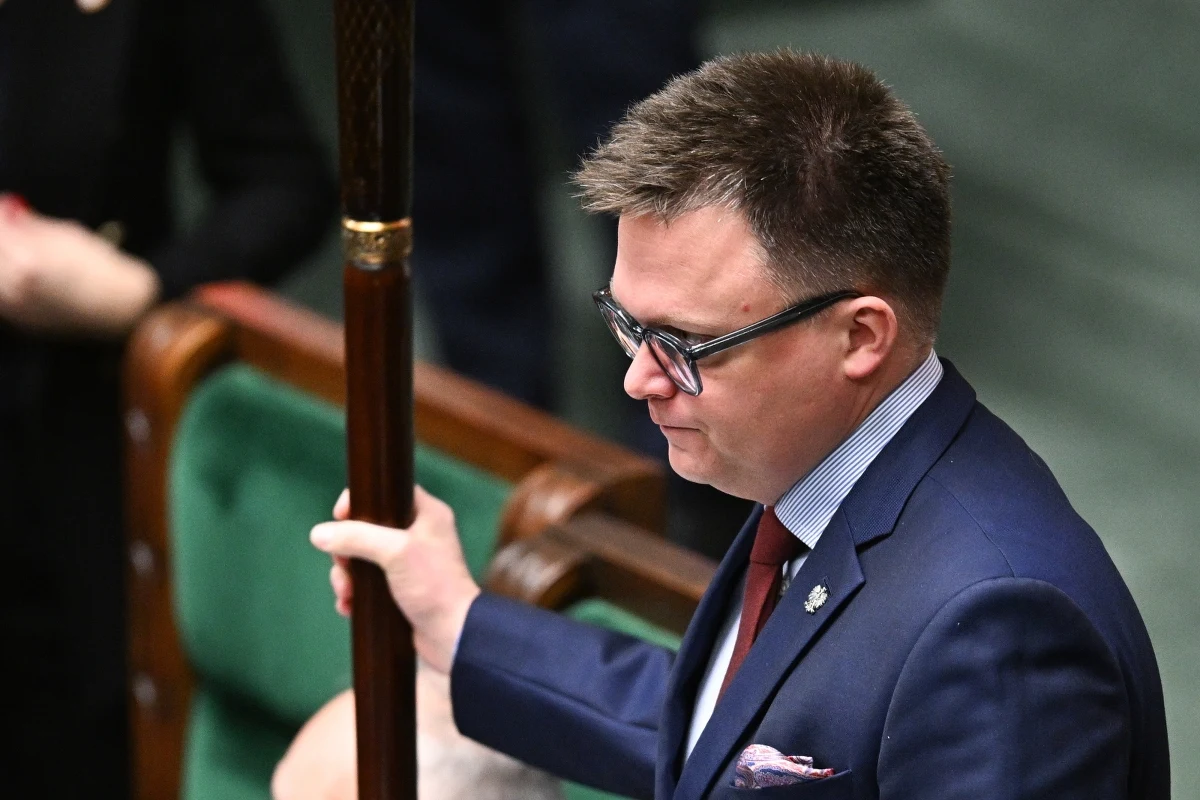 Sejm rozgrzała ostra debata na temat aborcji. Marszałek Hołownia poinformował, że podjął decyzję, by cztery projekty dotyczące aborcji były procedowane w Sejmie 11 kwietnia, tuż po pierwszej turze wyborów samorządowych. Jego słowa spotkały się z oburzeniem ze strony Lewicy. "Ta błyskawica będzie wymierzona w pana" - grzmiała Anna Maria Żukowska w kierunku Szymona Hołowni. Co dalej z aborcją? "Pewnie żaden z projektów liberalizmu, które są dzisiaj na stole, nie zyska większości" - stwierdził w Radiu RMF24 politolog, dr hab. nauk społecznych Sławomir Sowiński.