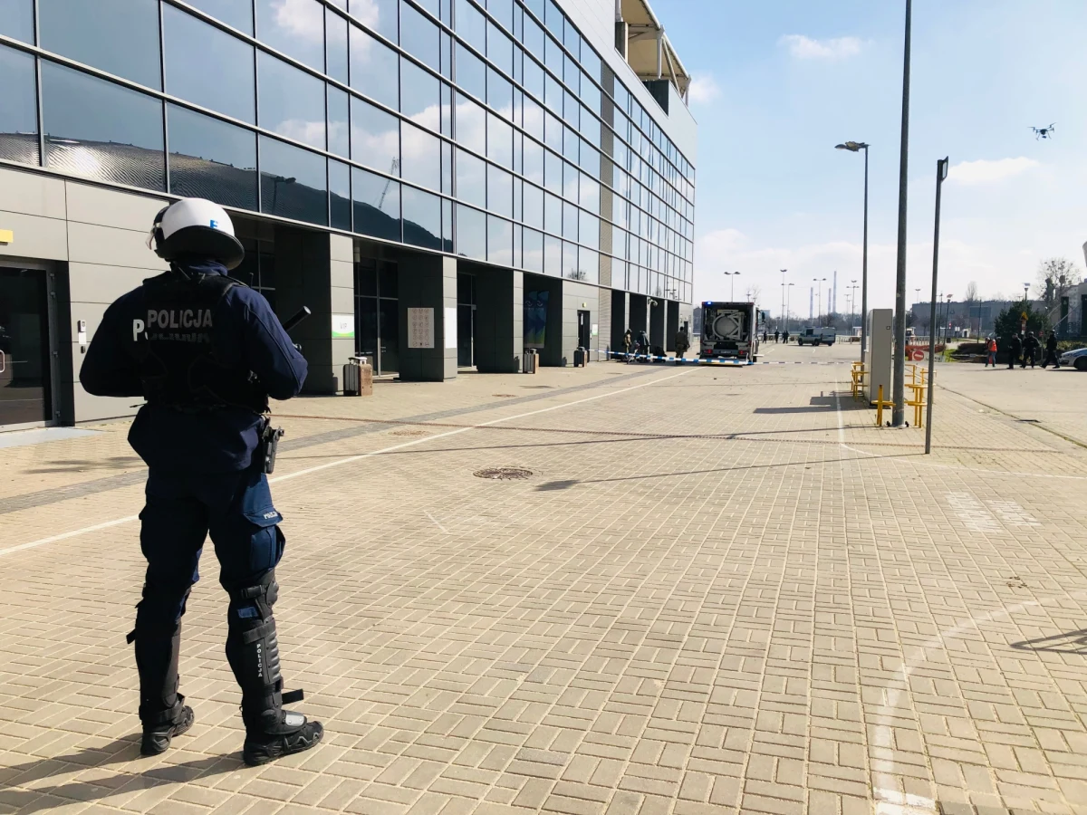 Terrorysta, który zaatakował bronią biologiczną widzów na stadionie ŁKS-u, uciekł. Konieczna była ewakuacja i dekontaminacja, czyli odkażanie, kibiców. Na szczęście, to tylko scenariusz ćwiczeń służb kontrterrorystycznych. W ten sposób podsumowano projekt Safe Stadium, koordynowany przez Uniwersytet Łódzki.