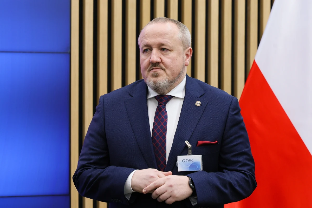 Prof. Jerzy Małachowski z Wojskowej Akademii Technicznej (WAT) został powołany na nowego szefa Narodowego Centrum Badań i Rozwoju (NCBR). Minister nauki Dariusz Wieczorek poinformował o przejęciu nadzoru nad NCBR. Tymczasem Prokuratura Regionalna w Lublinie postawiła byłemu prezesowi NCBR Invest Fund, Krzysztofowi W., zarzuty udziału w grupie przestępczej, wyłudzenia 8 mln zł z Narodowego Centrum Badań i Rozwoju i prania brudnych pieniędzy.