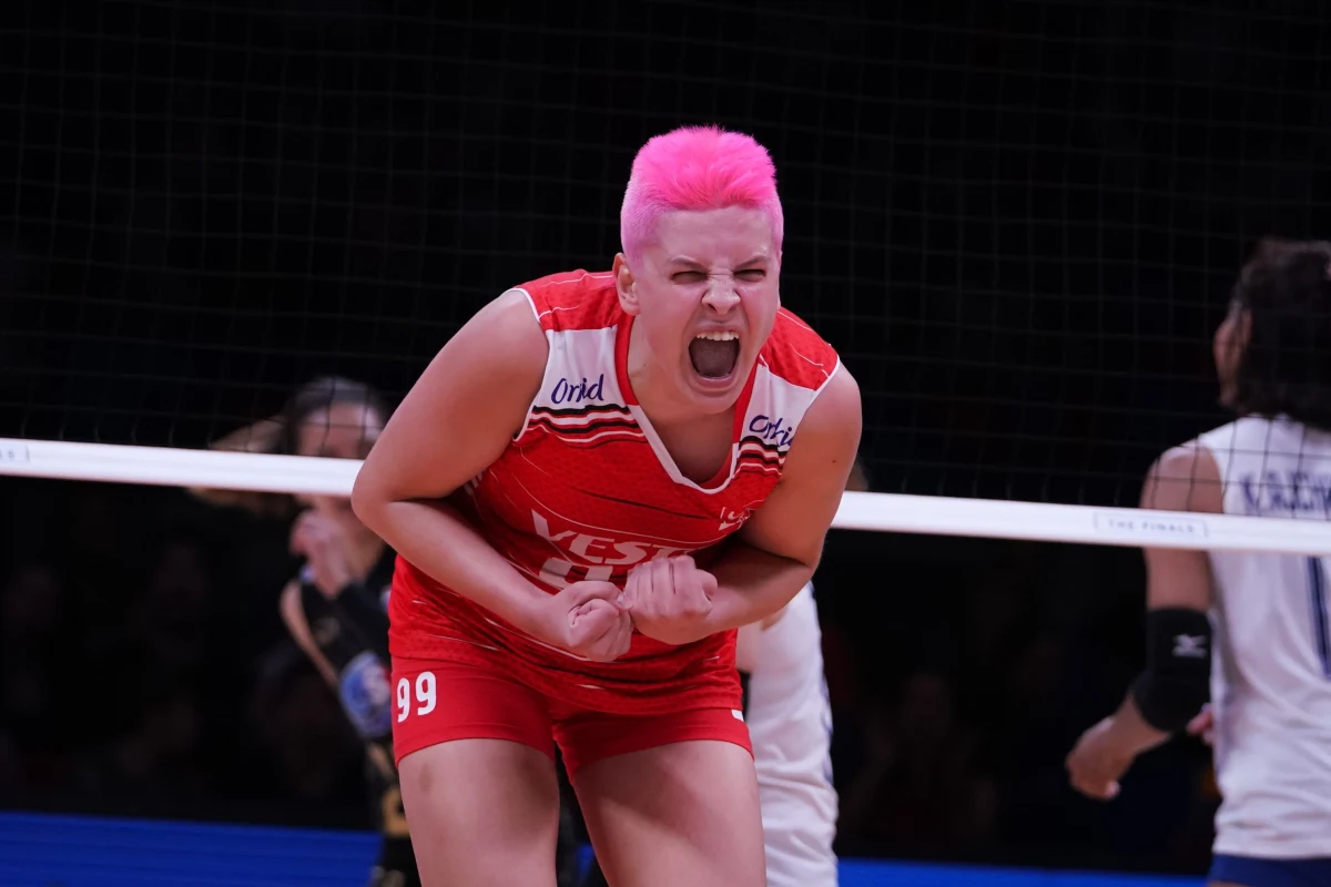 Szokujące sceny rozegrały się na... scenie w Turcji. Siatkarka reprezentacji tego kraju Ebrar Karakurt w trakcie koncertu pobiła piosenkarkę Melsum Erdost. Karakurt miała być pod wpływem alkoholu.