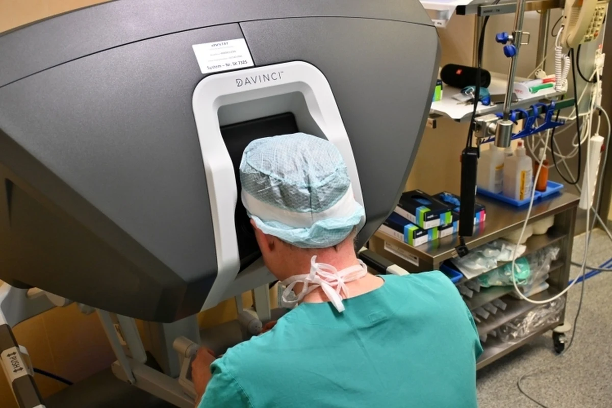 ​73-letni pan Franciszek przeszedł we wtorek operację usunięcia prostaty z powodu raka. To pierwszy pacjent, który skorzystał w Szpitalu Wojewódzkim w Szczecinie z systemu robotycznego da Vinci. W ciągu dwóch dni odbyły się łącznie cztery takie zabiegi.