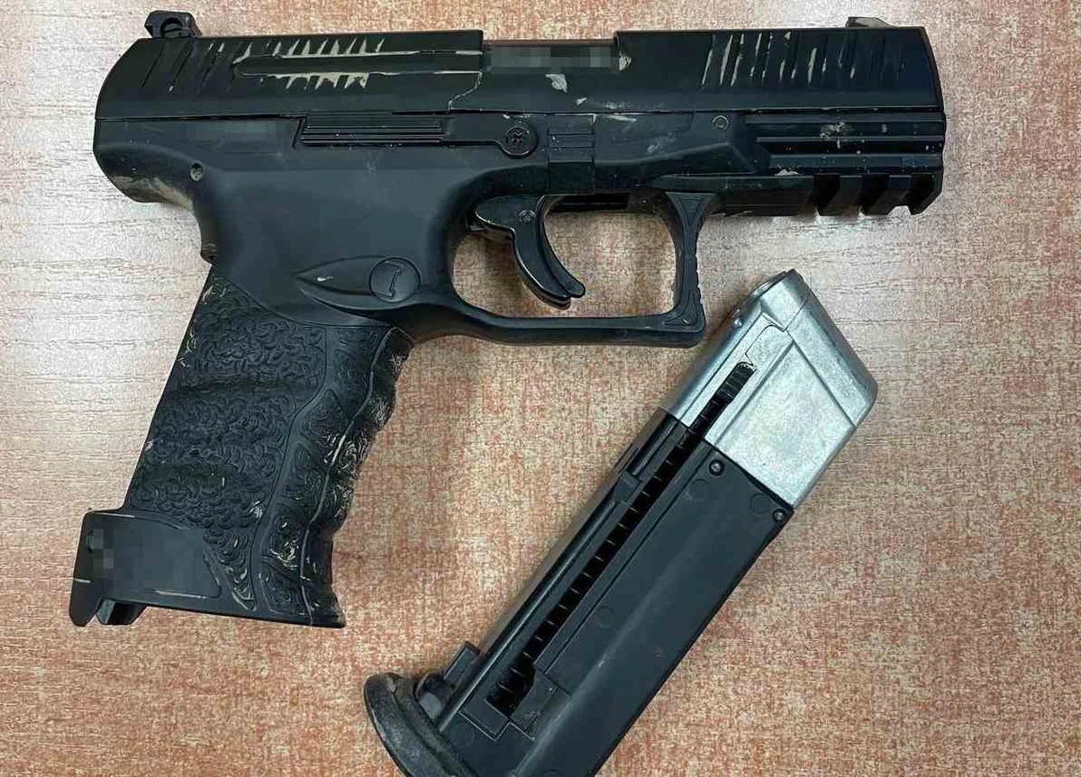 Policjanci ze Świdnika wyjaśniają sprawę konfliktu dwóch kierowców, do którego doszło na drodze technicznej we wsi Janówek w Lubelskiem. Pierwszy z nich ściął zakręt i zmusił drugiego do hamowania. Temperatura sporu była na tyle wysoka, że mężczyźni ruszyli na siebie ze szpadlem i wiatrówką.