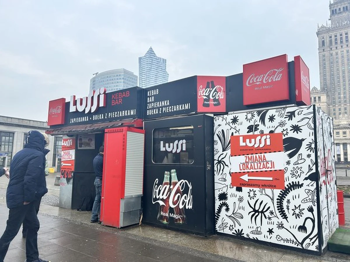 Jeśli się uda, zapiekanka będzie długa na 120 metrów. Będzie się ciągnąć wzdłuż Alej Jerozolimskich obok Pałacu Kultury. Akcja jest protestem w obronie legendarnej budki z zapiekankami, która musi zniknąć z centrum Warszawy. "Bar Lussi kształtował moje gastronomiczne gusta. To tam rodzice kupili mi pierwszą zapiekankę. Tam zabierałem dziewczyny na randki, tam chodziłem z kumplami coś zjeść" - mówi nam Kacper Ponichtera, pomysłodawca akcji "Rave pod barem Lussi".