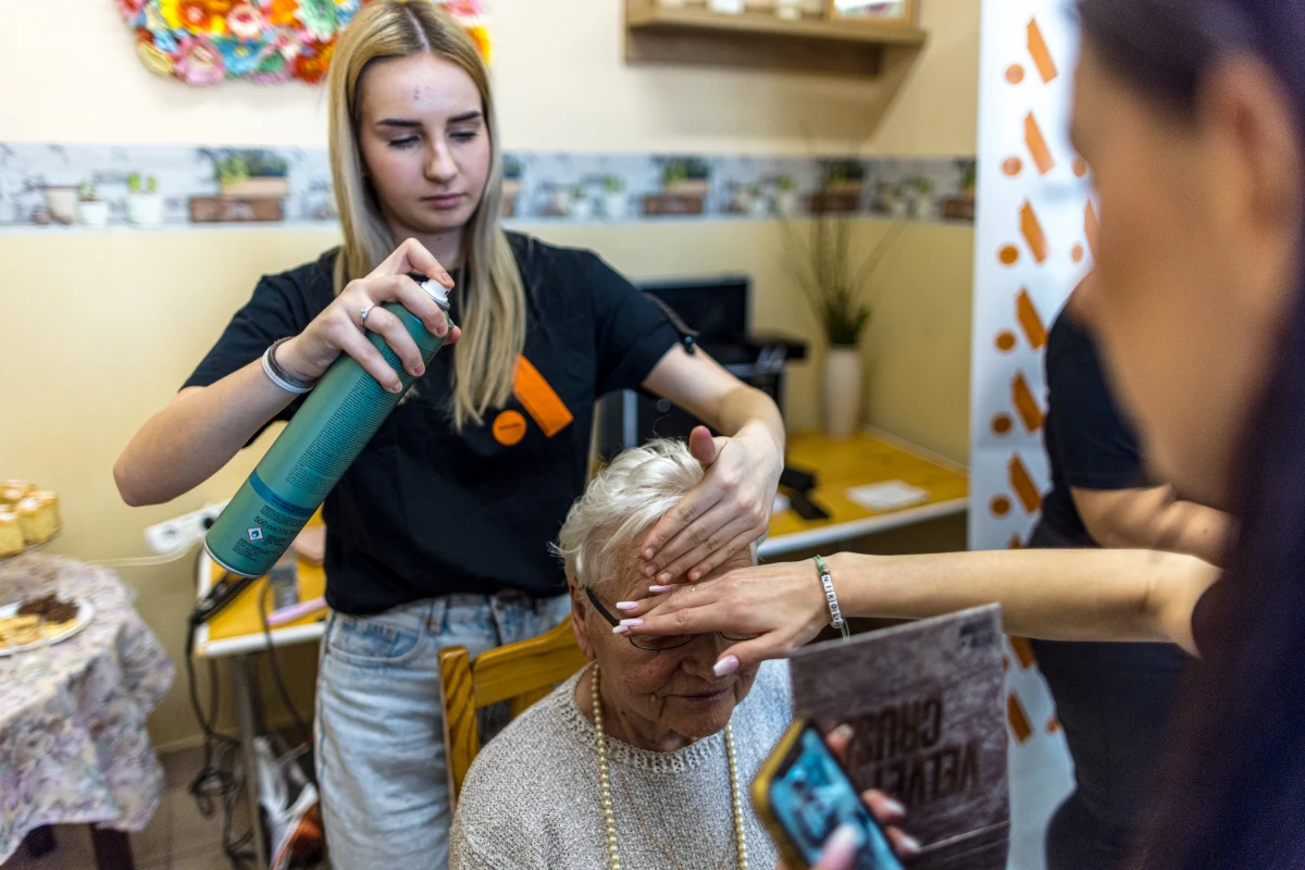 Poezja, warsztaty tańca, zajęcia z mody i kosmetologii - tak jutro (8 marca) w Łodzi mogą świętować seniorki. Łódzkie Centra Zdrowego i Aktywnego Seniora przygotowały bogatą i ciekawą ofertę dla pań. Wszystkie warsztaty są bezpłatne i bez zapisów. Wystarczy wybrać któryś CZAS, czyli Centrum Zdrowego i Aktywnego Seniora i przyjść tam jutro.